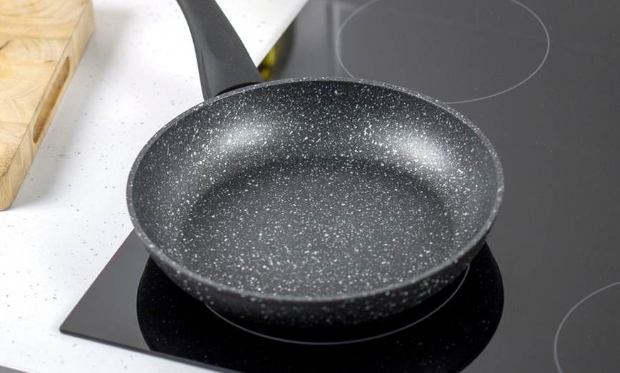 Image 3: Blackmoor 28cm Non-Stick Frying Pan