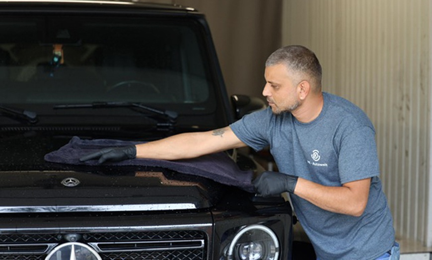 Image 4: Innen- od. Außenreinigung „Basic“ / „Intensiv“ für 1 Mittelklassewagen
