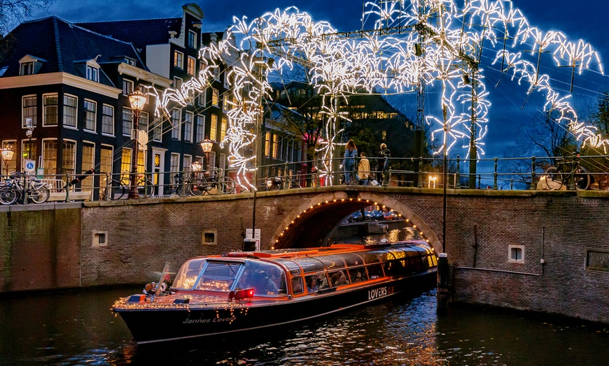 Image 1: Naviguez sur les canaux illuminés au Festival des lumières d'Amsterdam