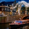 Image 1: Naviguez sur les canaux illuminés au Festival des lumières d'Amsterdam