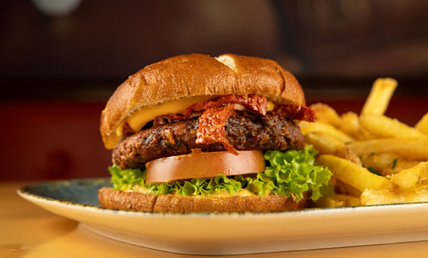 Image 2: Burger nach Wahl mit Pommes und Getränk für 1-4 Personen