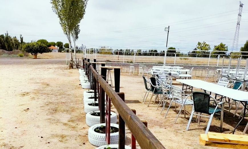 Image 15: Cumpleaños infantil o capea con comida, bebida y DJ para 20 personas