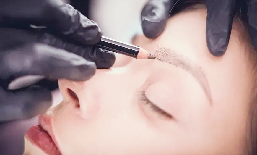Image 4: Rasgos definidos: micropigmentación capilar, de cejas o labios