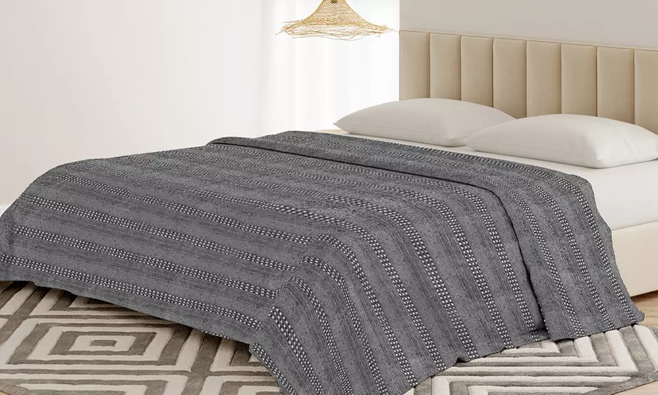 Sofabezug und Tagesdecke aus natürlicher recycelter Baumwolle