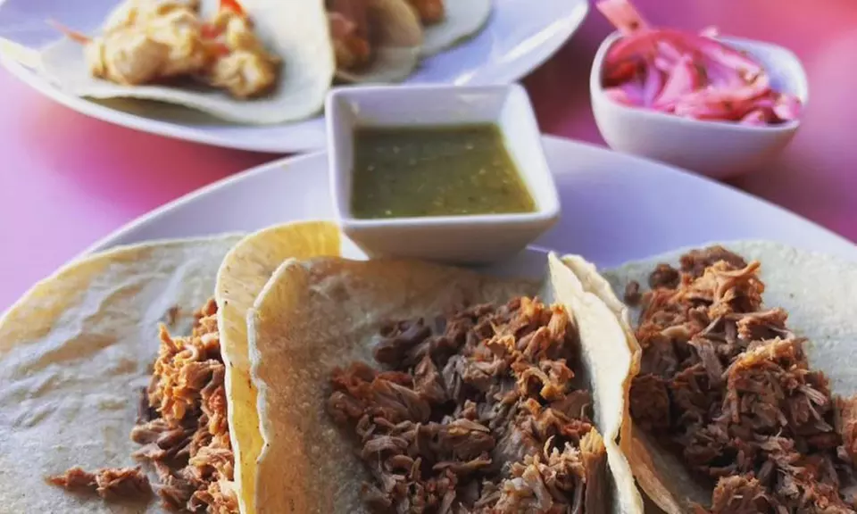 Menú mexicano con entrantes, principales, postre y bebidas