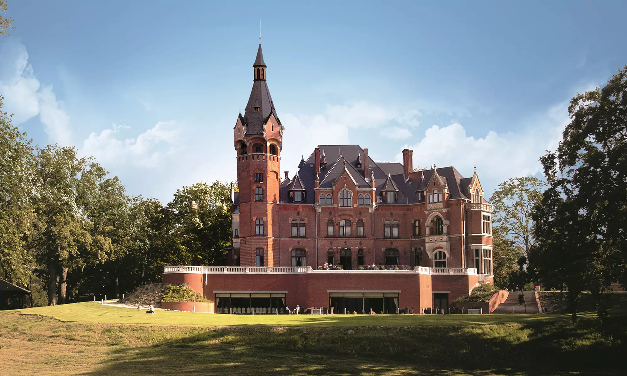 Wielkopolska: 2-4 dni w wiekowym pałacu dla 2-3 osób z wyżywieniem, dostępem do basenu i więcej w Pałacu w Wąsowie - Primary Image