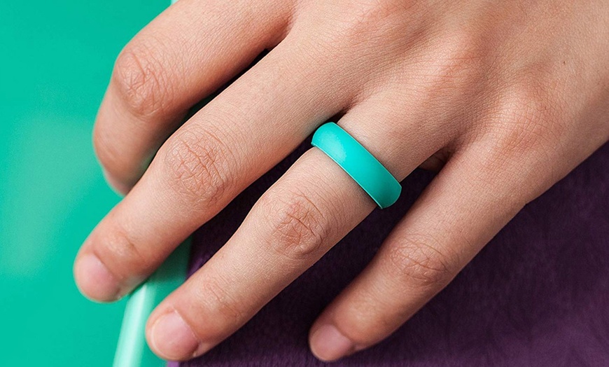 Image 5: 10-Pack Women Silicone Rings Wedding Stackable Durable Rubber Bands