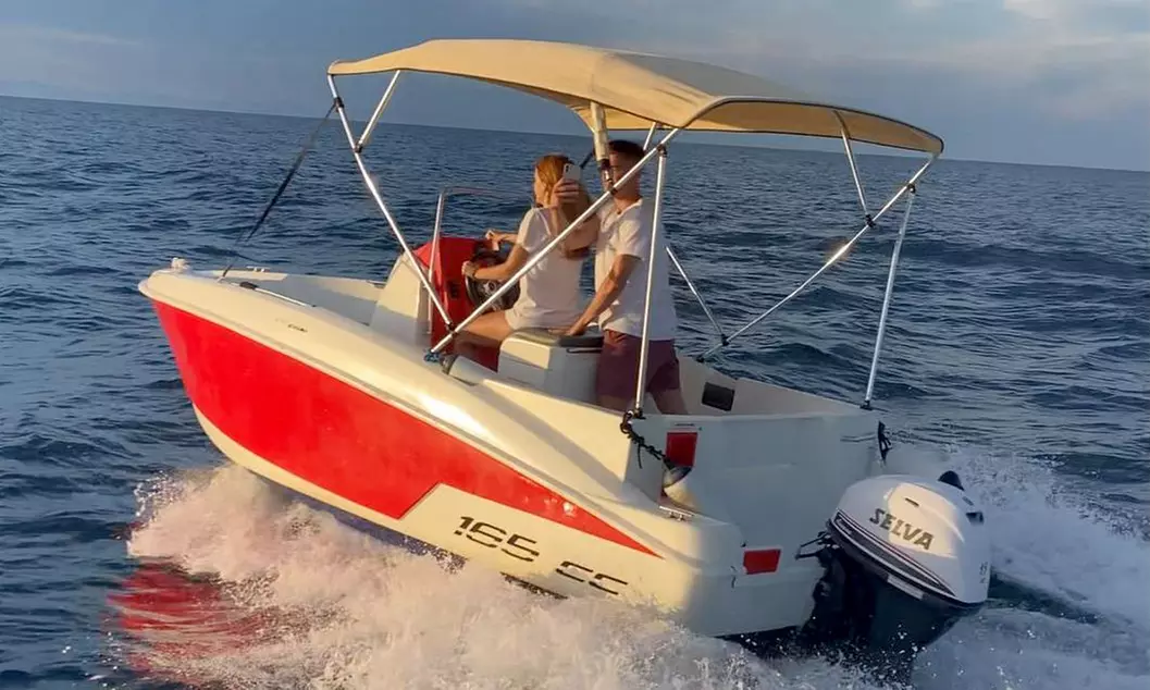 Alquiler de embarcación sin licencia para 6 personas hasta 8 horas