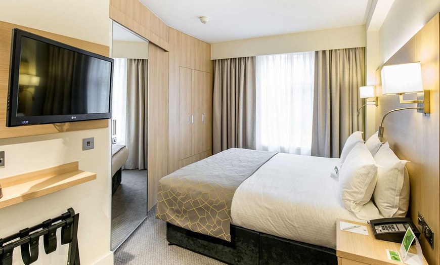 Image 3: London: 4* Standard or Standard King Room with Spa Access