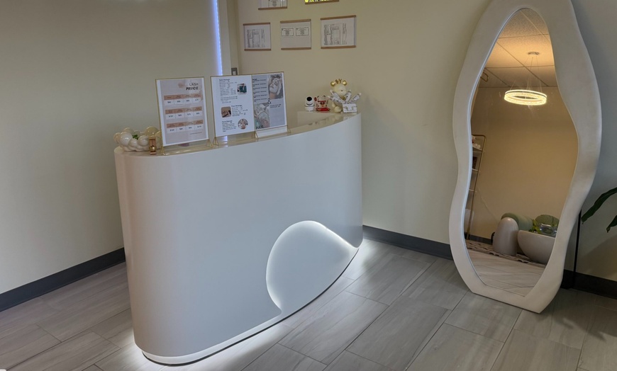Image 2: 60, 90 or 120 Min VIP Head Spa Package with Massage on Upper-Back + Facial at U&M Spa - Up to 30% OFF