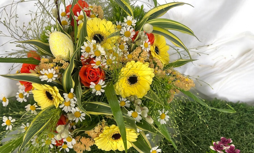 Image 1: Un bouquet du fleuriste de Pâques avec Kokomo