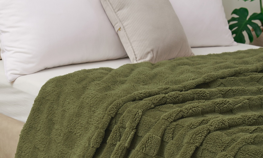 Image 6: Double-Faced Plush Jacquard Pattern Flannel Blanket Soft And Relaxing