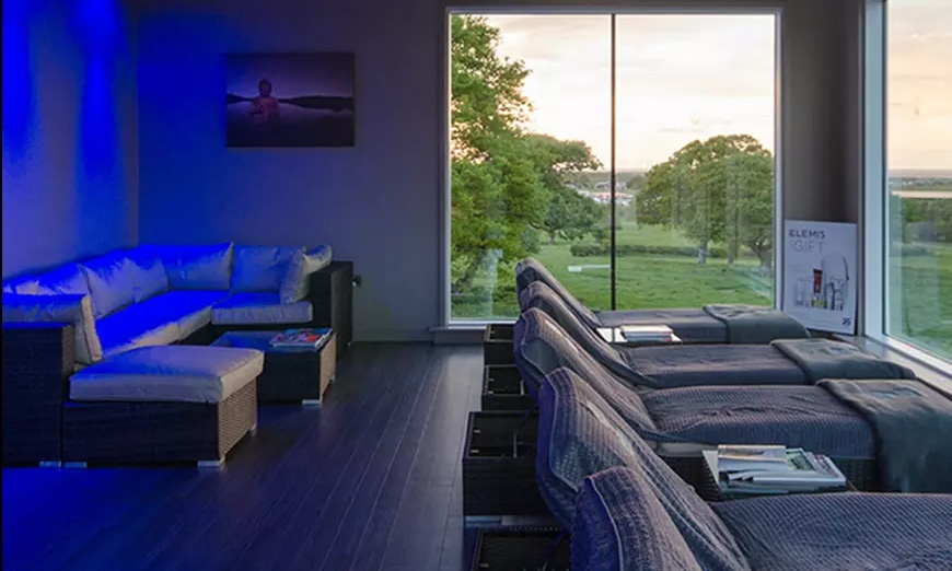 Image 3: North Wales: 1 Night Getaway for 2 Breakfast & Dinner & Spa Access