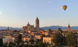 Vuelo en globo al amanecer sobre Segovia para 1 o 2 personas con picnic y brindis con hasta 27% de descuento