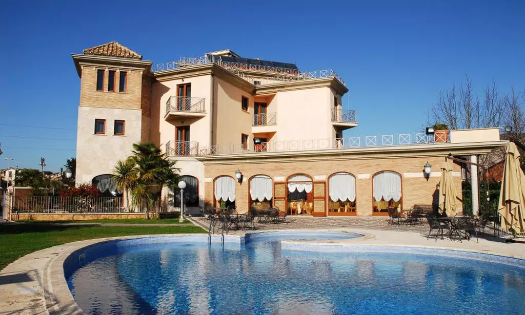 Tivoli: soggiorno per 1, 2 o 3 persone con piscina colazione o mezza pensione presso il Park Hotel Imperatore Adriano 4* - Primary Image