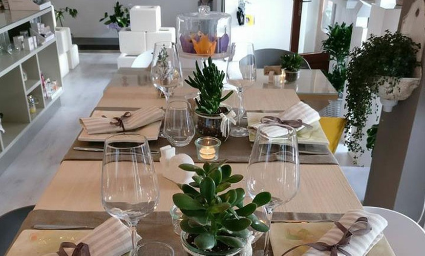 Image 1: Menu bio con vino in flower shop