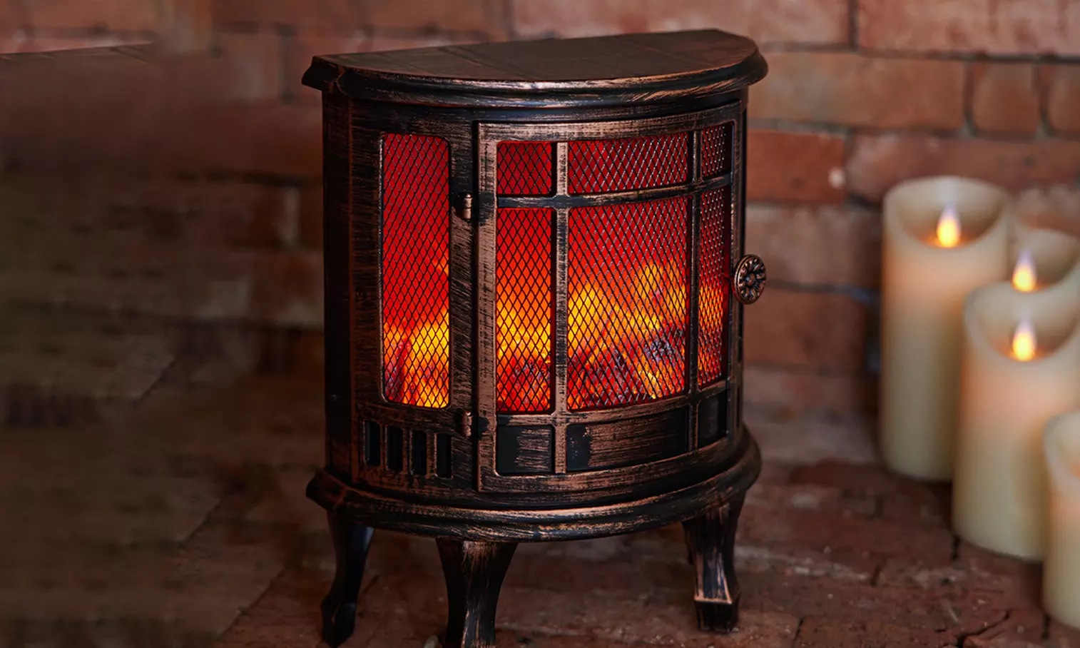 Dekorativer Retro-Kamin mit Flammeneffekt