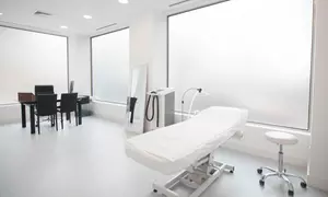 Paga 75 € por un descuento de 600 € en blefaroplastia completa en Clínica Castellana Norte