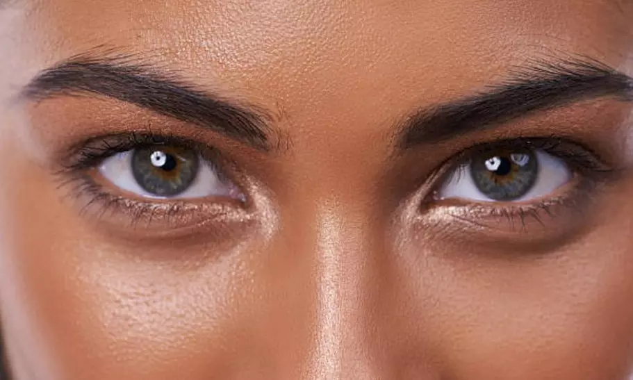 Belleza de pestañas y opción a cejas en Krmona Academy