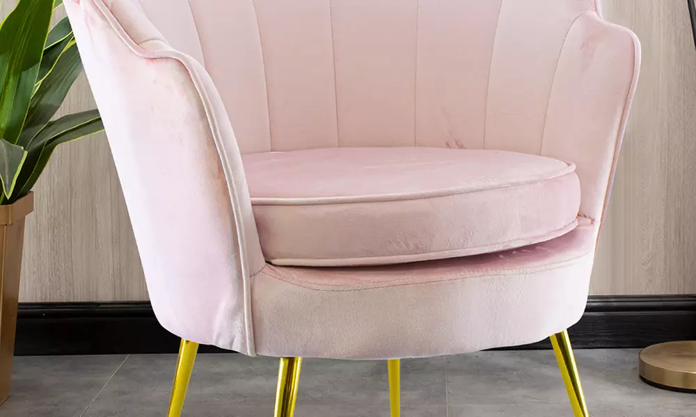 Poltrona con schienale a conchiglia