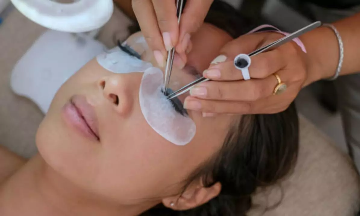 Lifting o extensiones de pestañas o diseño y laminado de cejas para 1