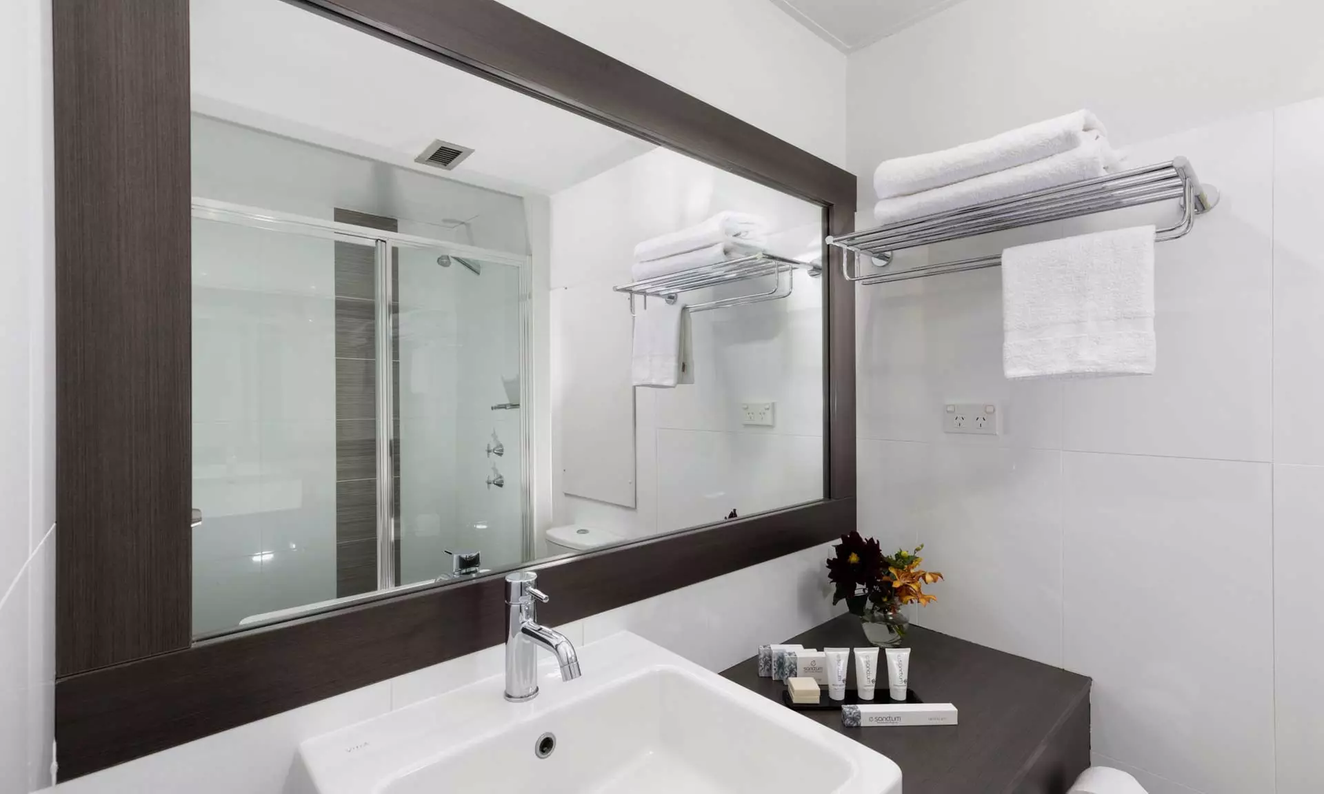 Geelong: Standard Room for 2 or Family Room for 4 at Rydges Geelong