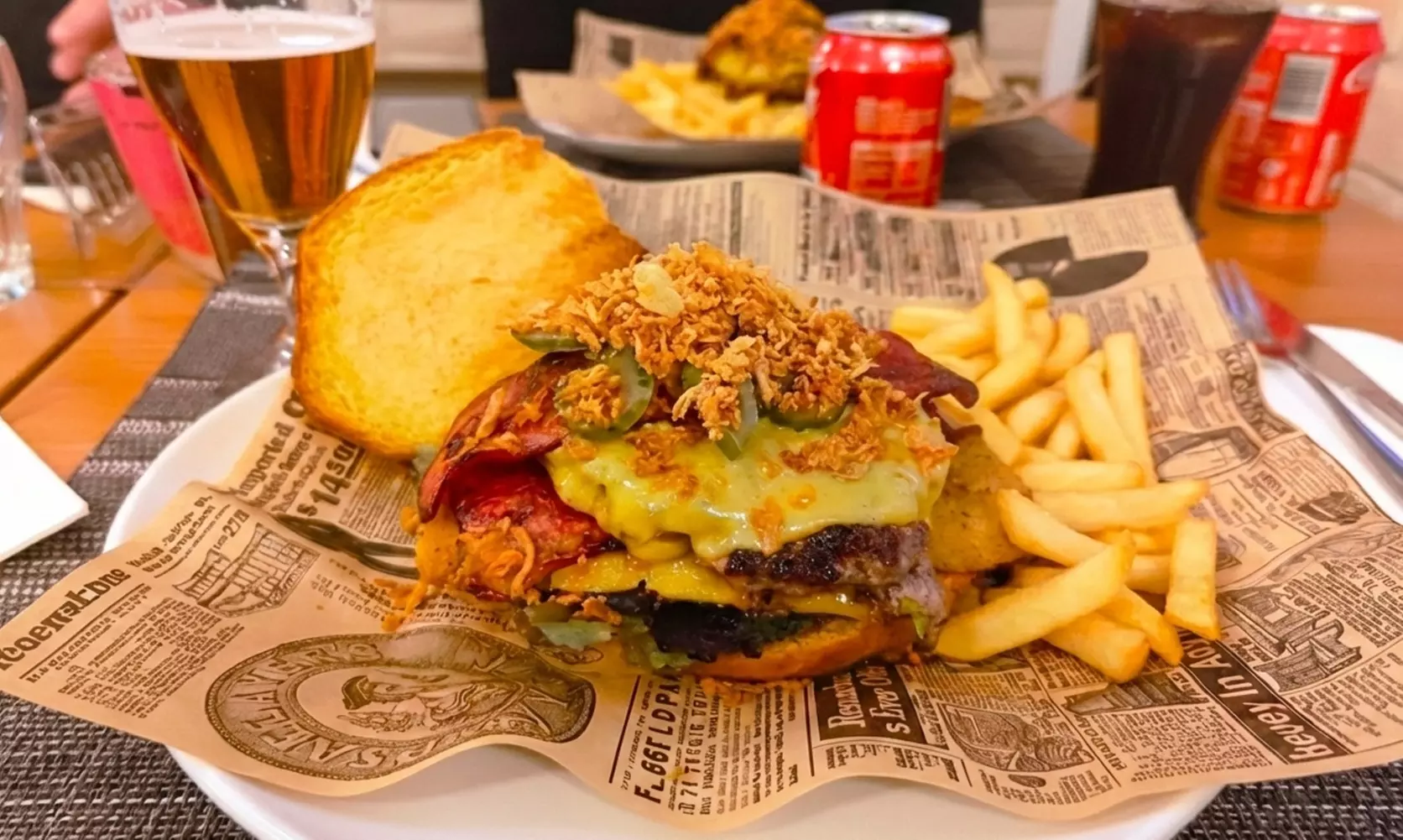 Menú de burger para 2 o 4 con bebidas y opción a entrante y postre