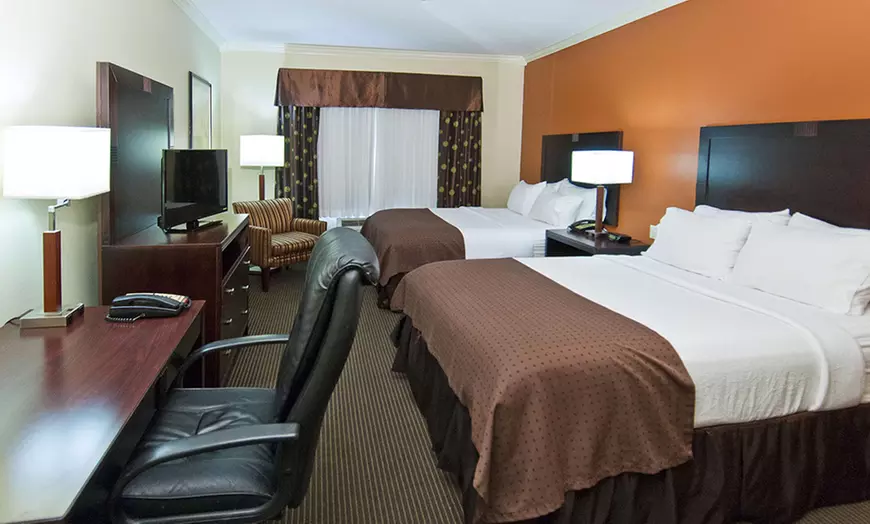2 Queen Beds Room