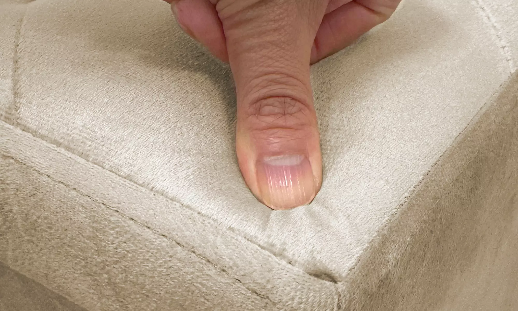 Puff cuadrado con tapizado de terciopelo