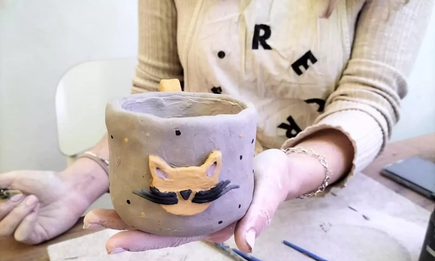 Taller de cerámica para niños o adultos con opción a vino, cerveza o zumo en Recrea: Creatividad para Todos - Primary Image