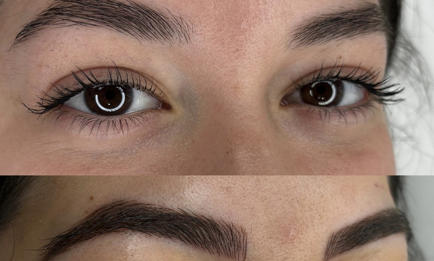 Image 9: Luce un eyeliner semipermanente con microblading o micropigmentación