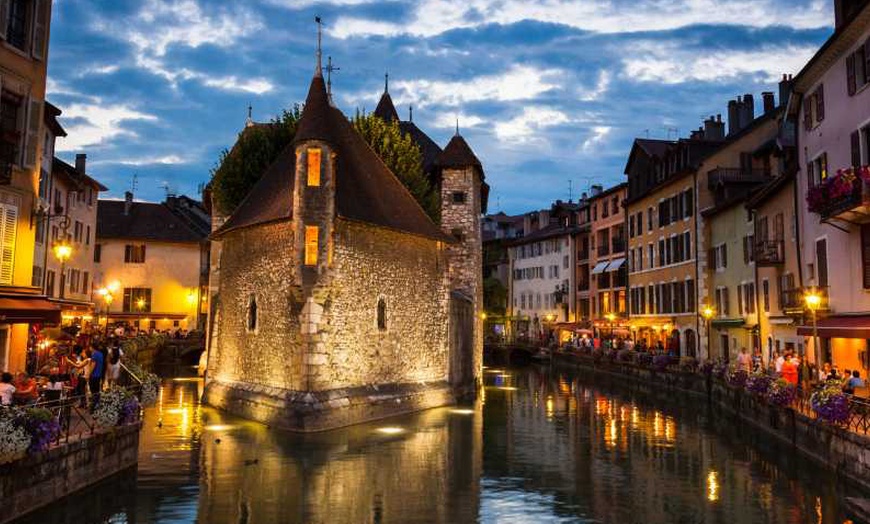 Image 1: Annecy : 1 à 3 nuits avec petit-déjeuner, option dîner et champagne