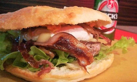 Menu hamburger con antipasto, dolce e birra per 2 o 4 persone a Il Portone Pazzo (sconto fino a 54%)