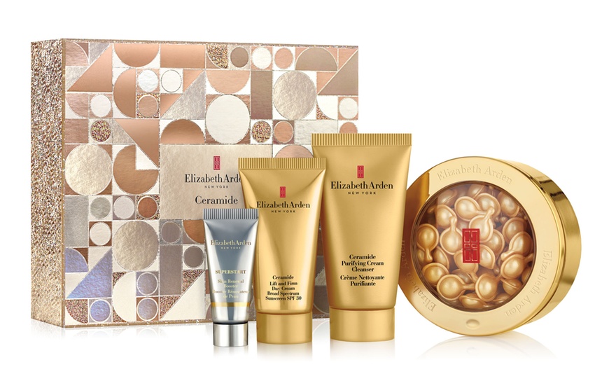 Image 2: Elizabeth Arden Cosmetic Gift Set