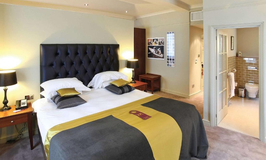 Image 2: 4* Oxford: Classic or Privilege/Twin Room Stay with Breakfast and Wine