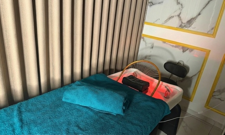 Image 3: Verstevig en verzorg je huid met een HIFU behandeling of Headspa