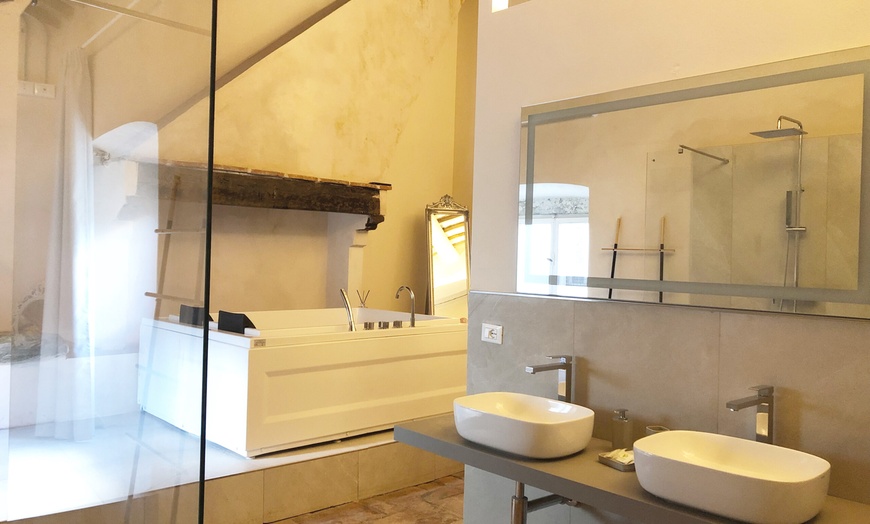 Image 5: Arezzo: King Suite met jacuzzi en proefpakket 