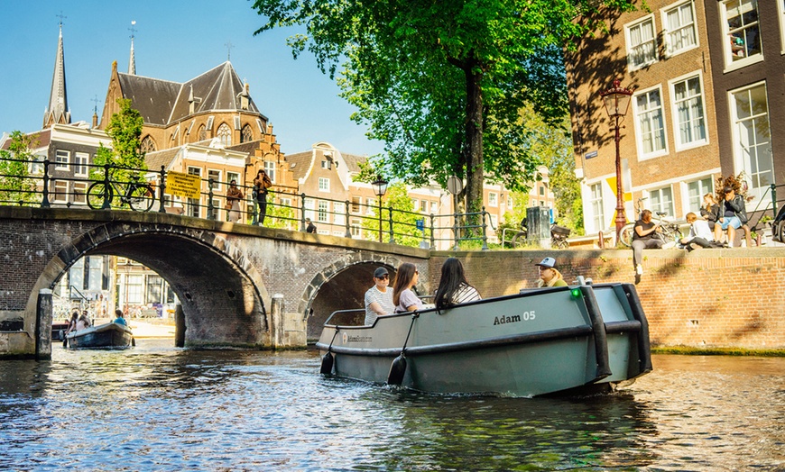 Image 1: Amsterdam vanaf het water: sloep huren tot max. 10 personen