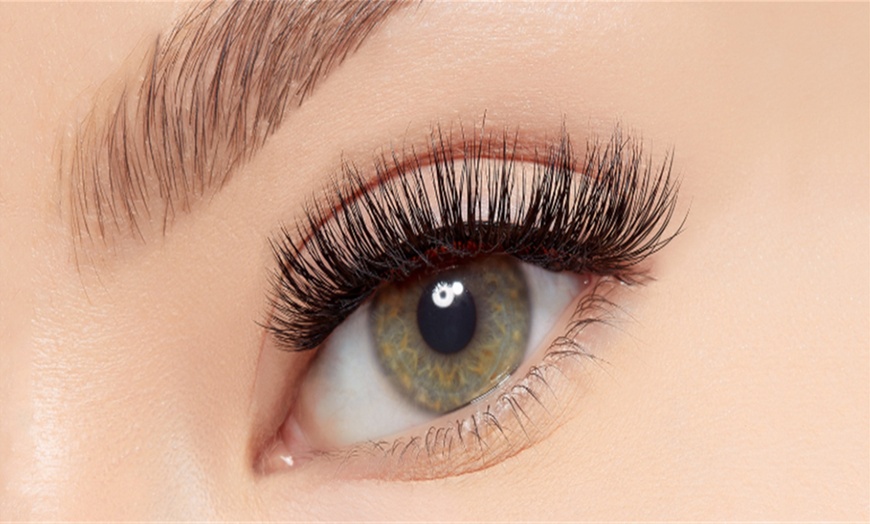 Image 4: Seven Pairs of Magnetic Eyelashes with Eyeliner Kit