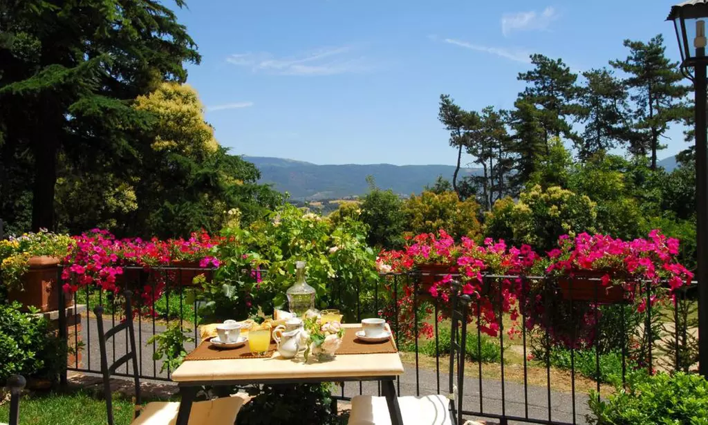 Todi, Perugia: soggiorno in camera Superior con colazione e cena