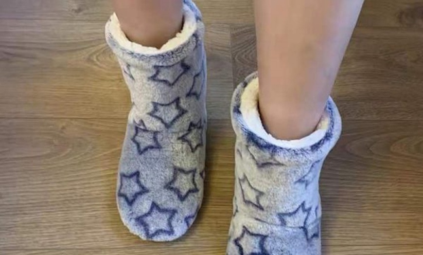 Image 7: One Pair of Women's Non-Slip Fluffy Floor Socks