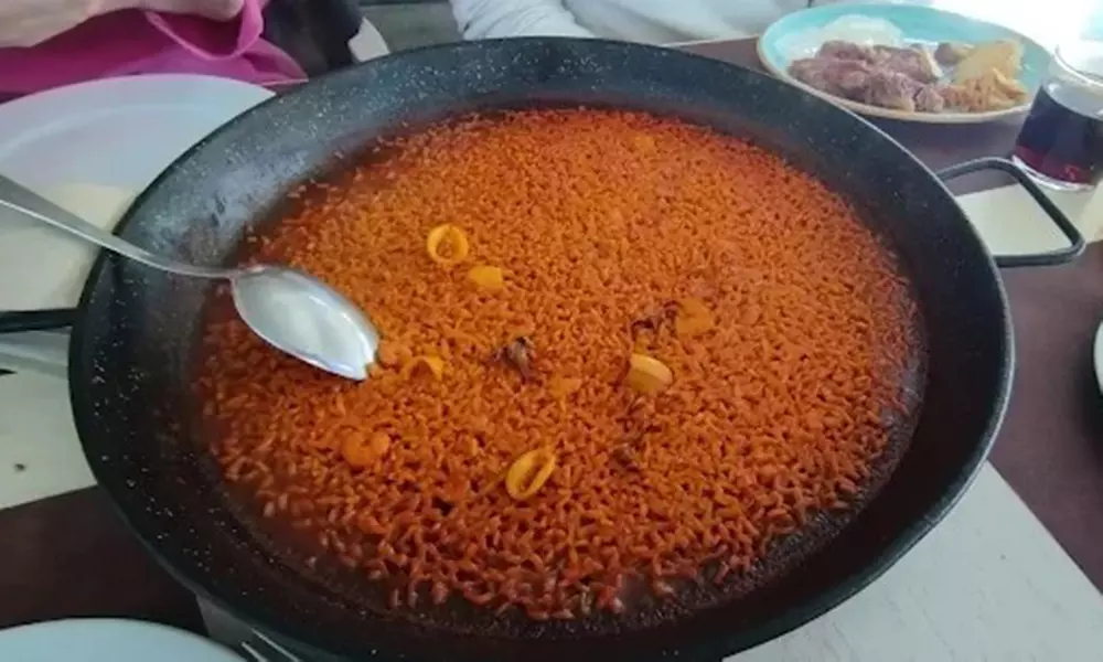 Parrillada para 2 o 4: aperitivo, entrantes, postres, bebida y vino