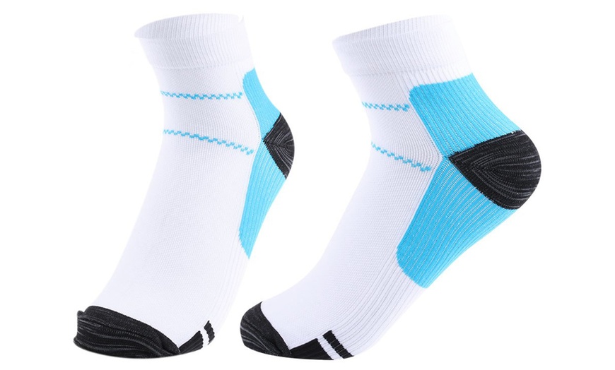 Image 3: Plantar Fasciitis Support Socks