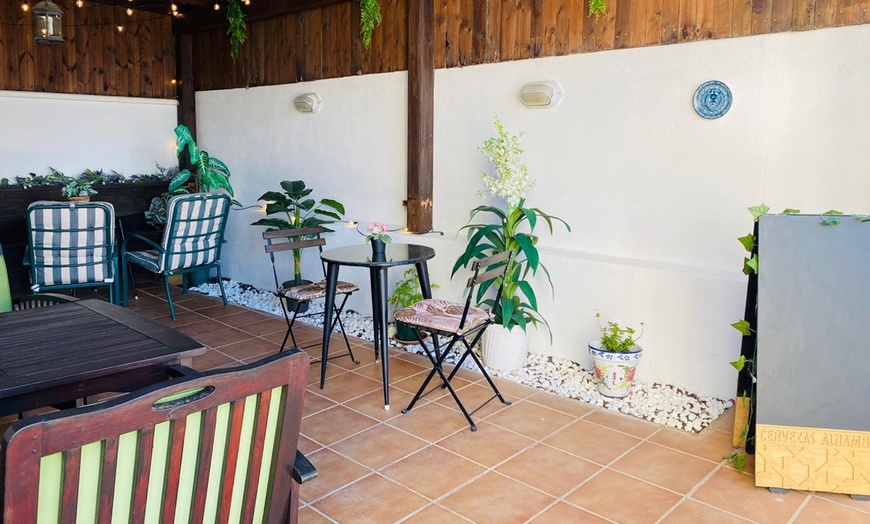 Image 12: ¡Saborea un menú de platos tradicionales con vistas a toda Granada!