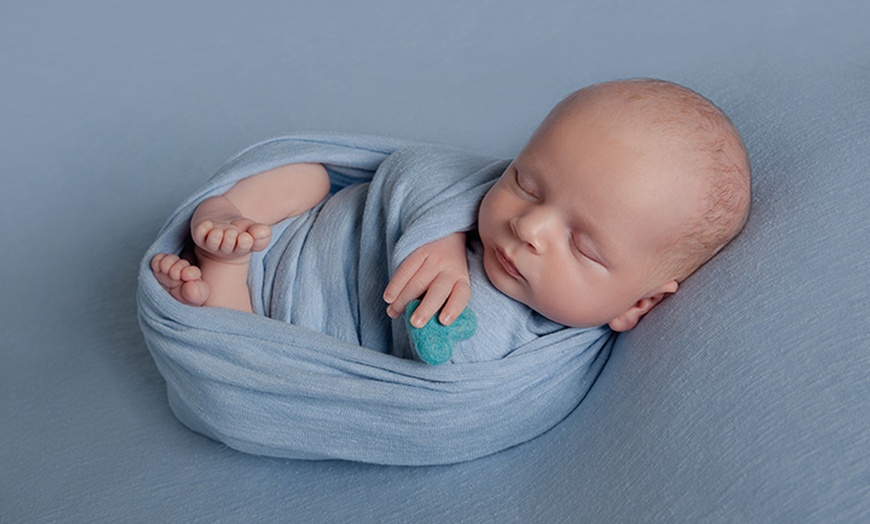 Image 7: Newborn Photoshoot 