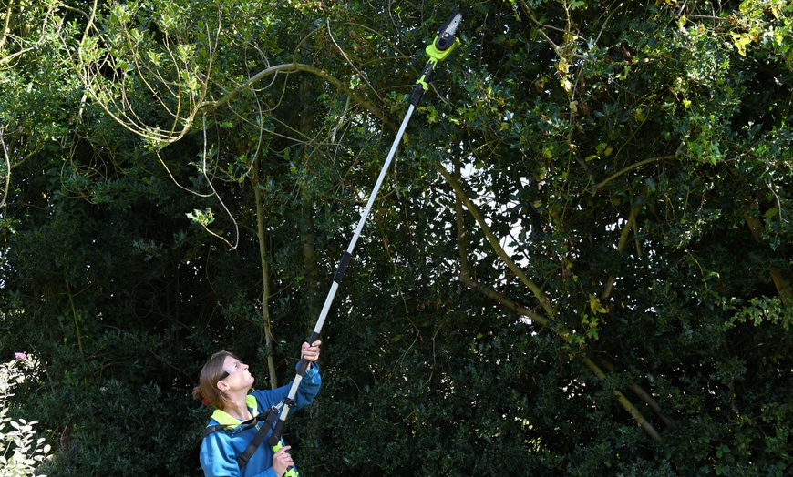 Image 2: Garden Gear Telescopic Chainsaw with Optional Spare Battery