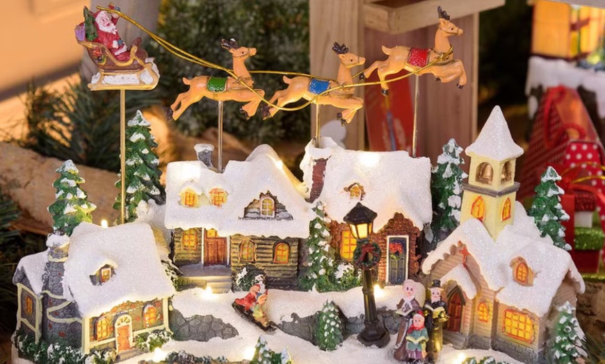 Image 16: Kerstdecoratie met bewegende figuren en sfeervolle lichten