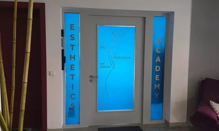 1x Injektionslipolyse mit bis zu 15 ml Wirkstoff an der Zone nach Wahl