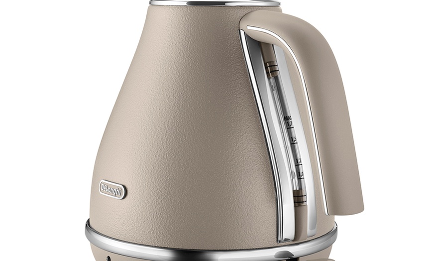 Image 9: DeLonghi Kettle and Toaster Set