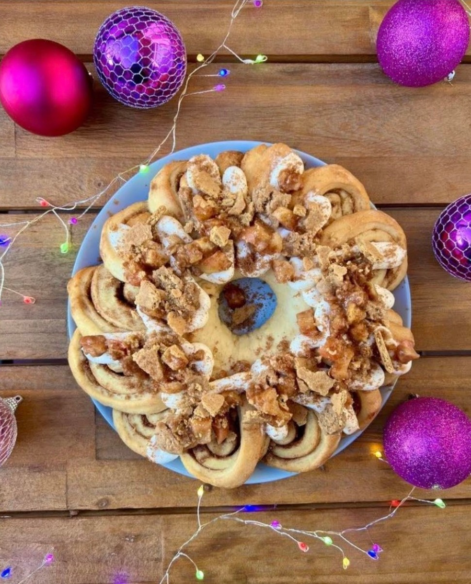 Enjoy Customizable Cinnamon Rolls with Toppings Galore